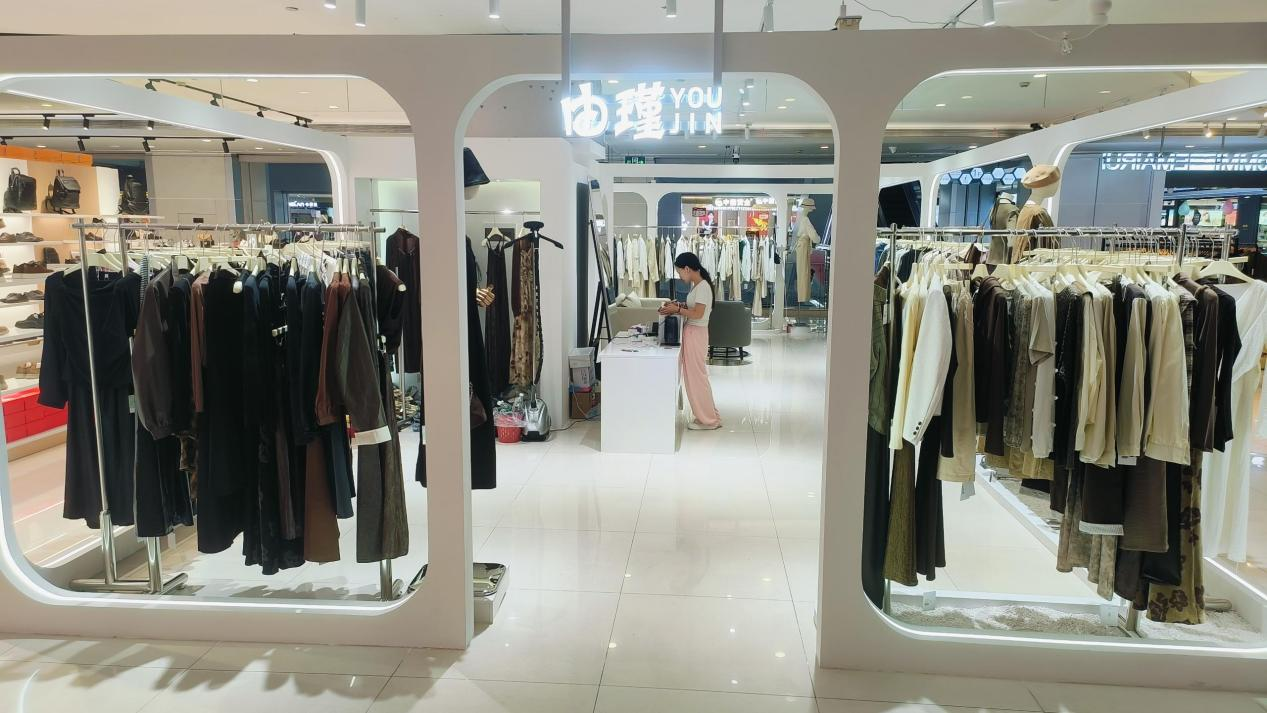 由瑾女装在水晶城购物中心开衣凡！