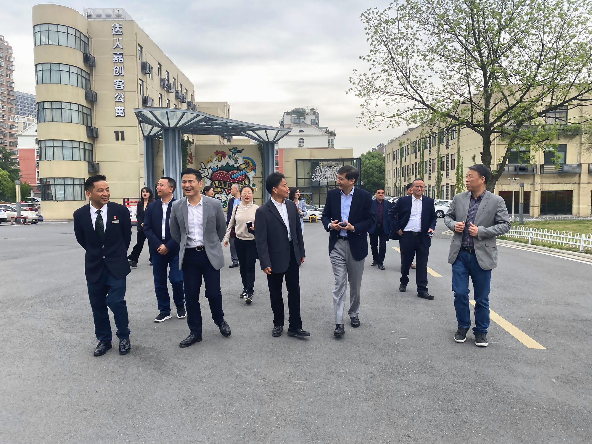 杭州市政协副主席、市工商联主席冯仁强 一行光临庐阳CQ9电子文创园调查