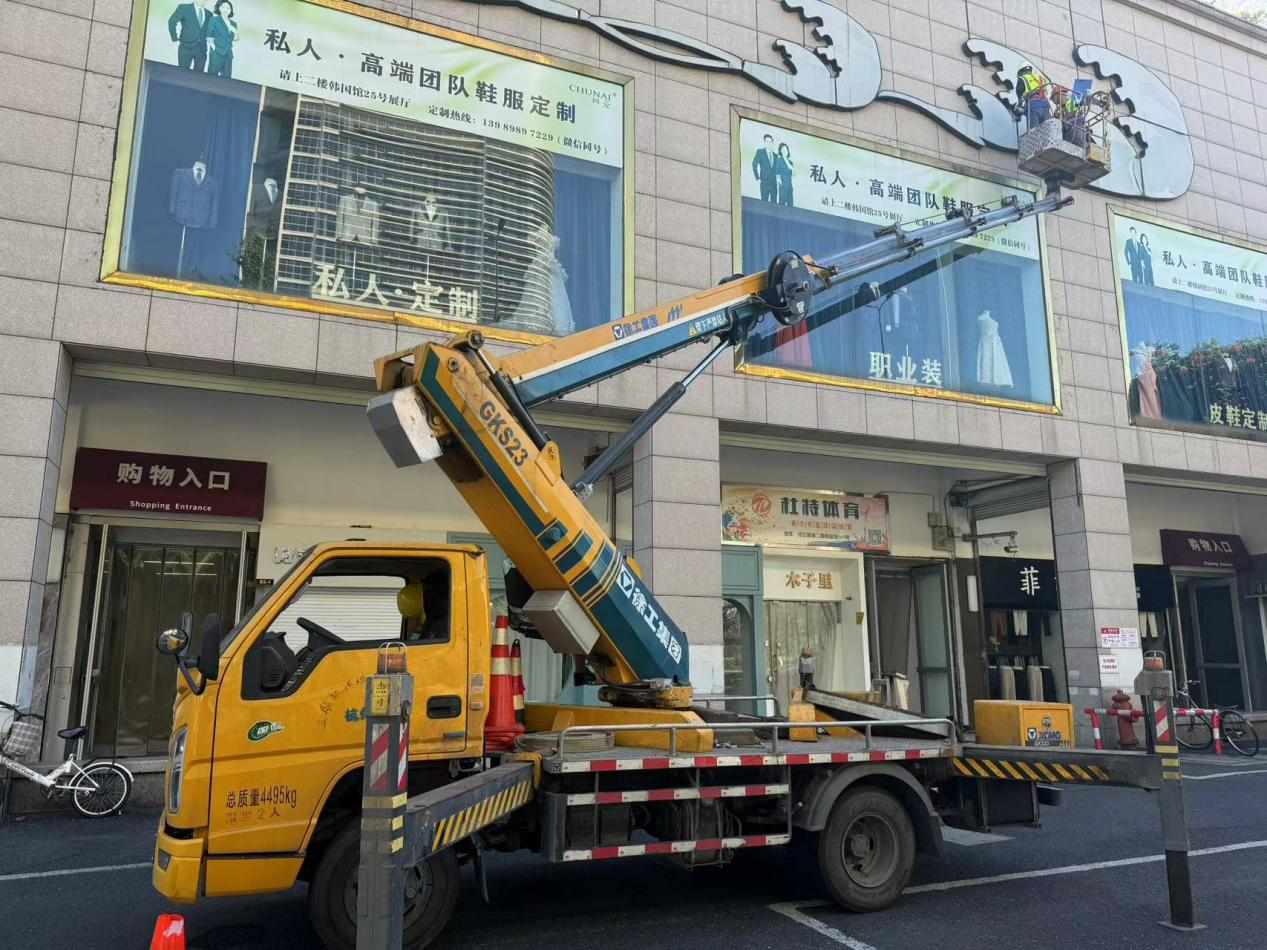 钱江商城发展户表告白安全检测  筑牢头顶“安全防线”