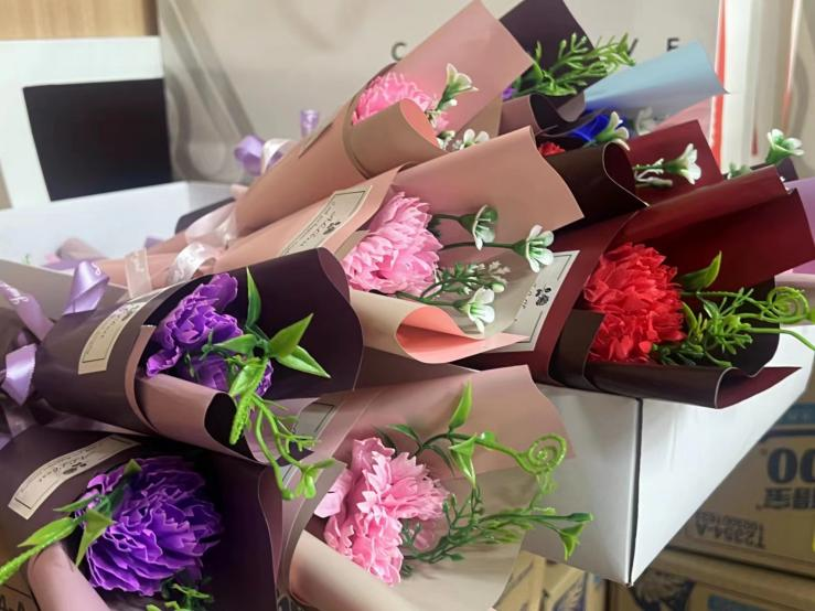 CQ9电子文创集团发展“送你一朵幼花”女神节活动