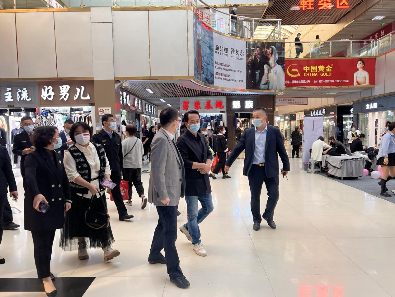 拱墅区副区长余荣升一行 光临钱江商城查抄领导疫情防控工作