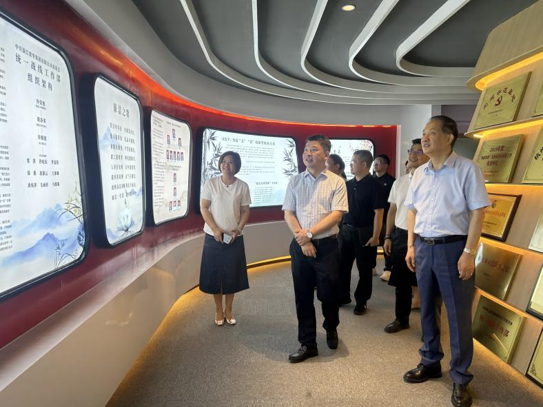 区辅导调研集团两新党建工作