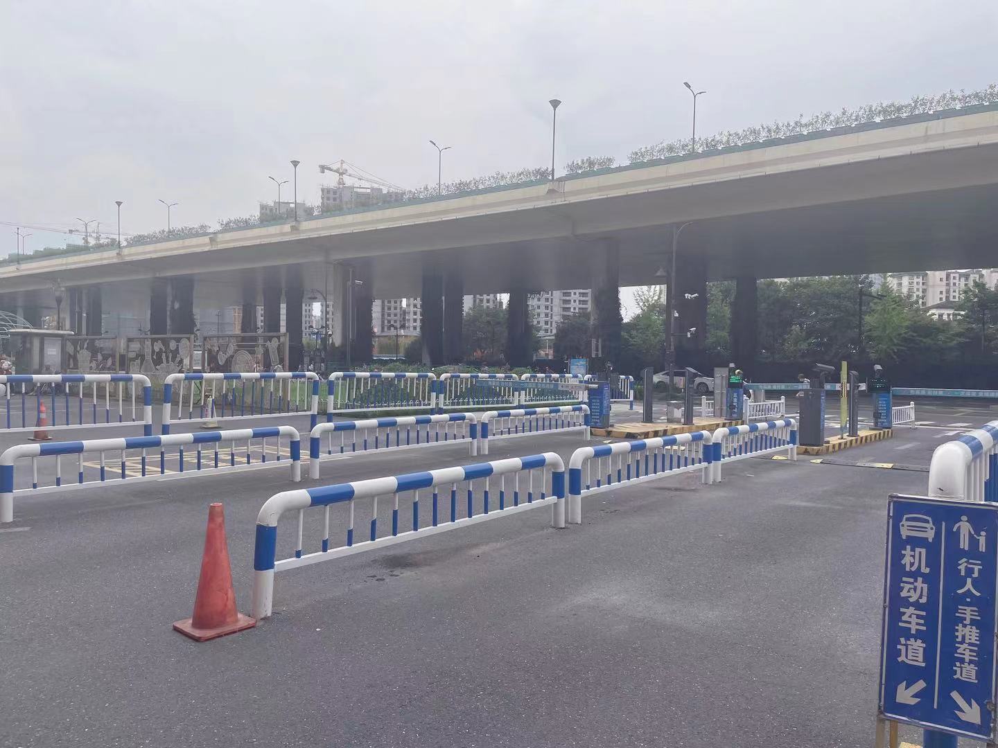 变废为宝，水晶城发展路闸护栏刷新