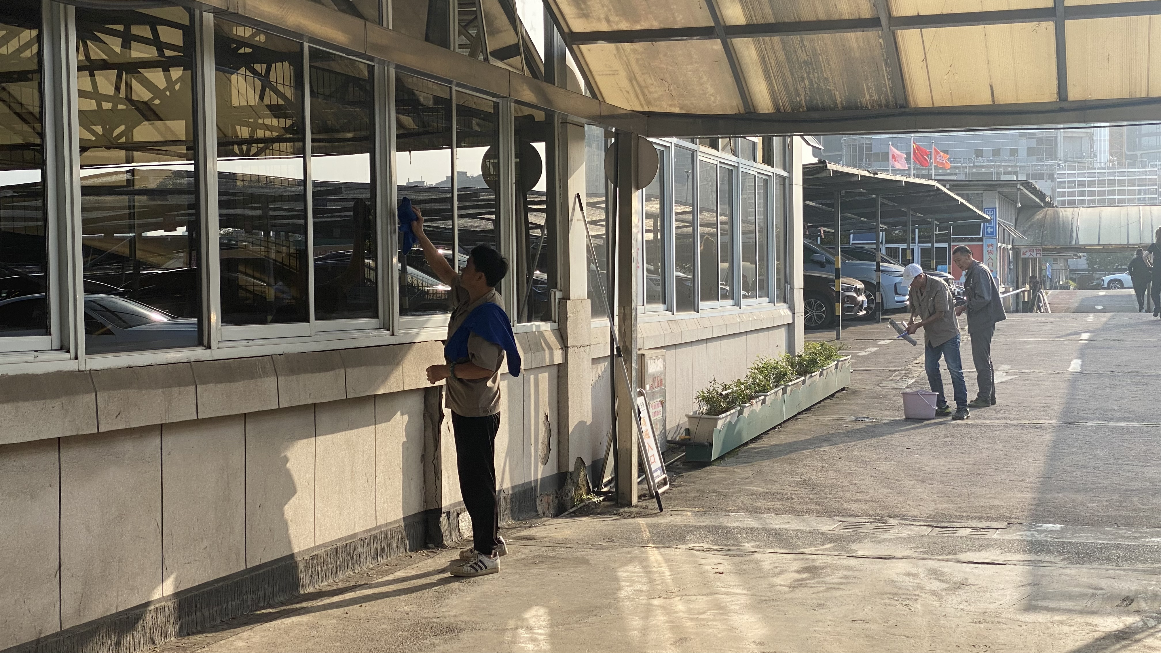 钱江商城发展表围玻璃窗的洗濯工作