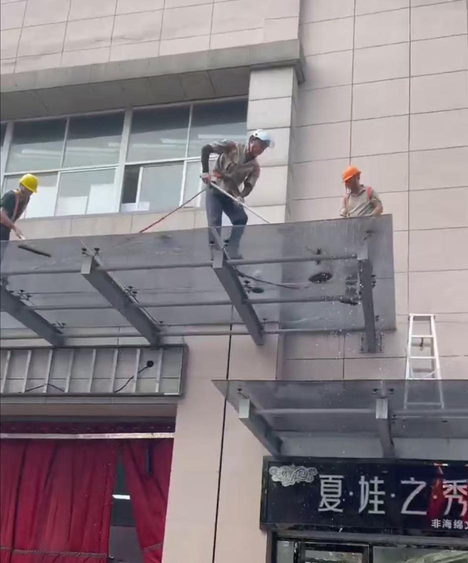 “洗”迎国庆钱江商城为玻璃雨棚做“美容”