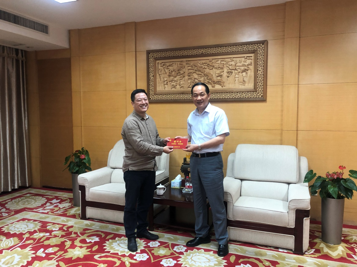 上塘街路方在元副主任带队慰问优良共产党员