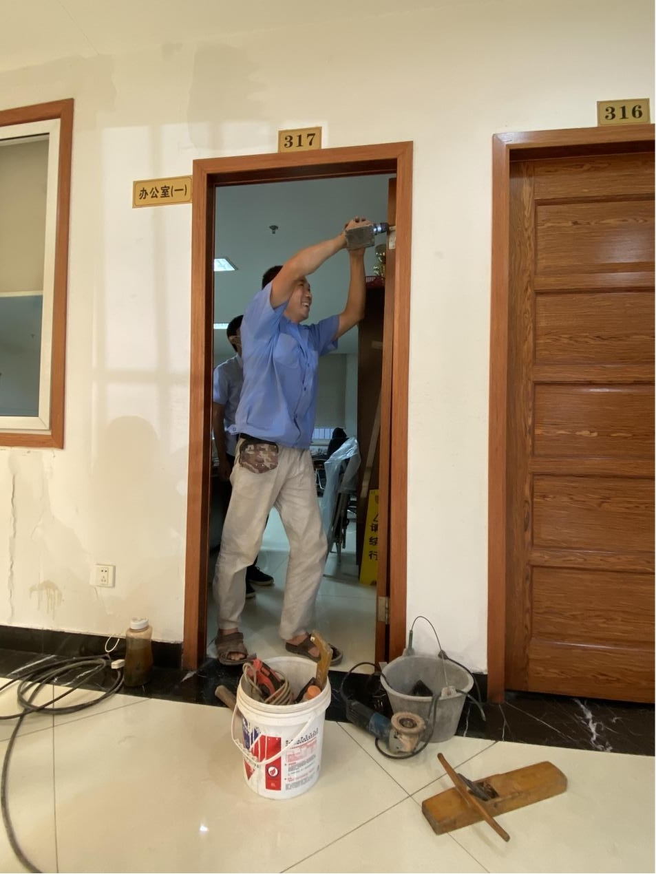 钱江商城进行办公室门维建工作