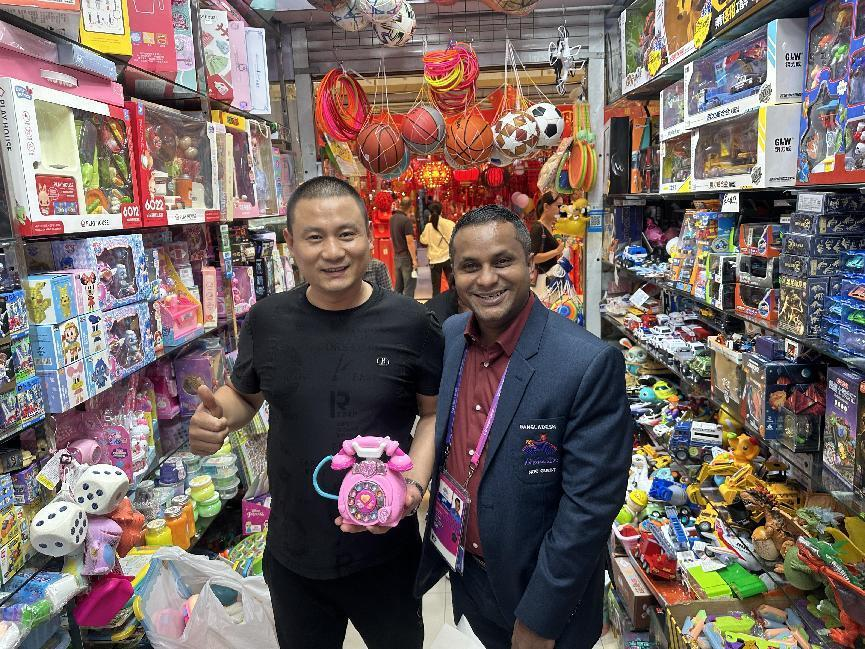 周到服务表籍顾客，展示亚运钱江风采