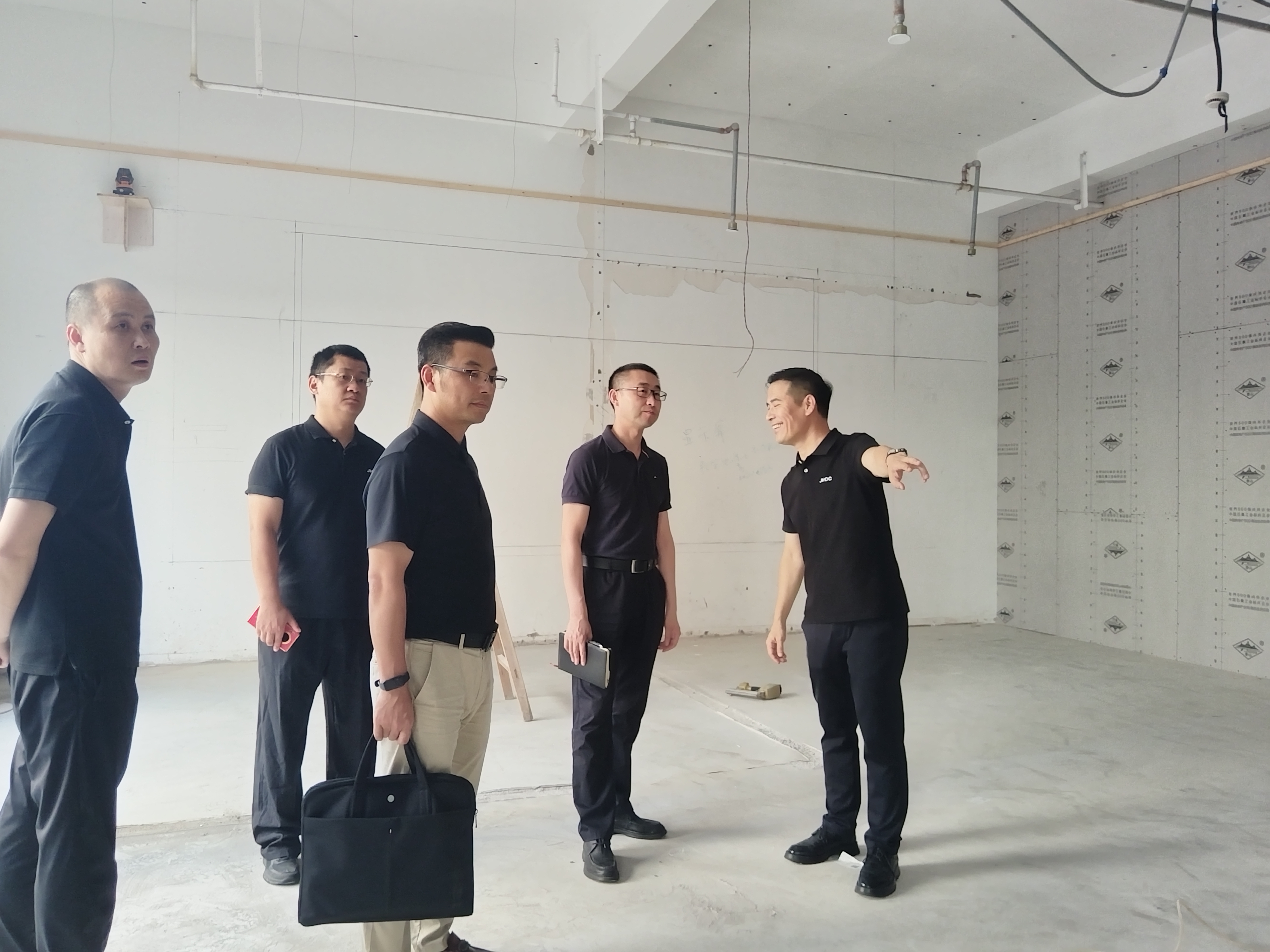 上塘街路党工委书记诸葛建清光临律威排解中心调研