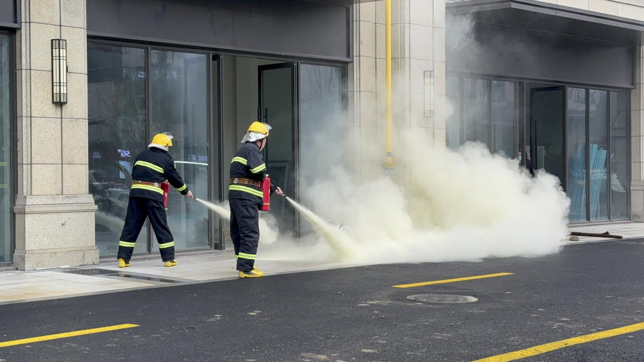 区应急治理局结合钱江商城发展消防安全实战演练