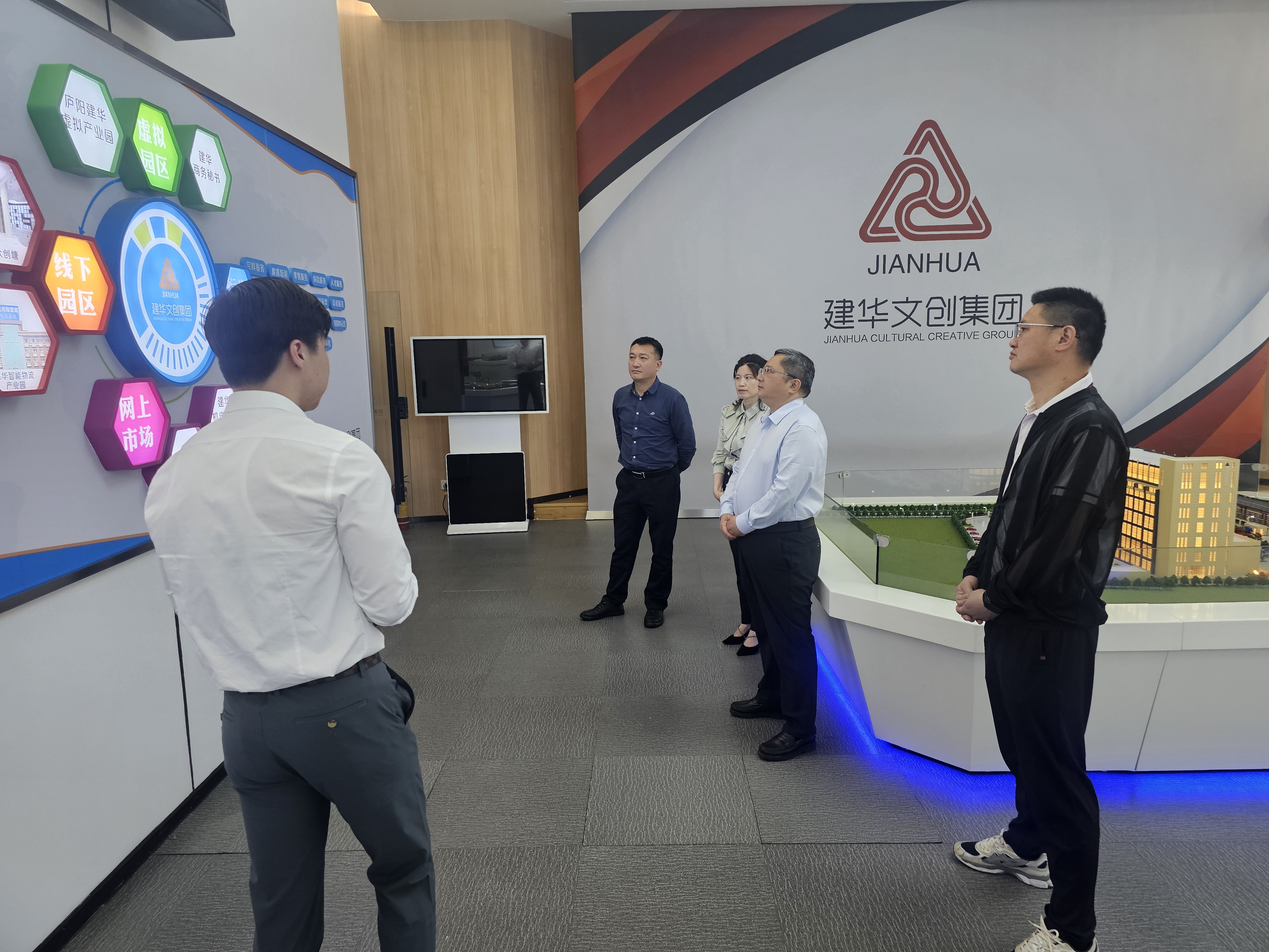 贵溪市人民敌灾市长、经开区书记潘磊一行光临CQ9电子文创集团调查调研