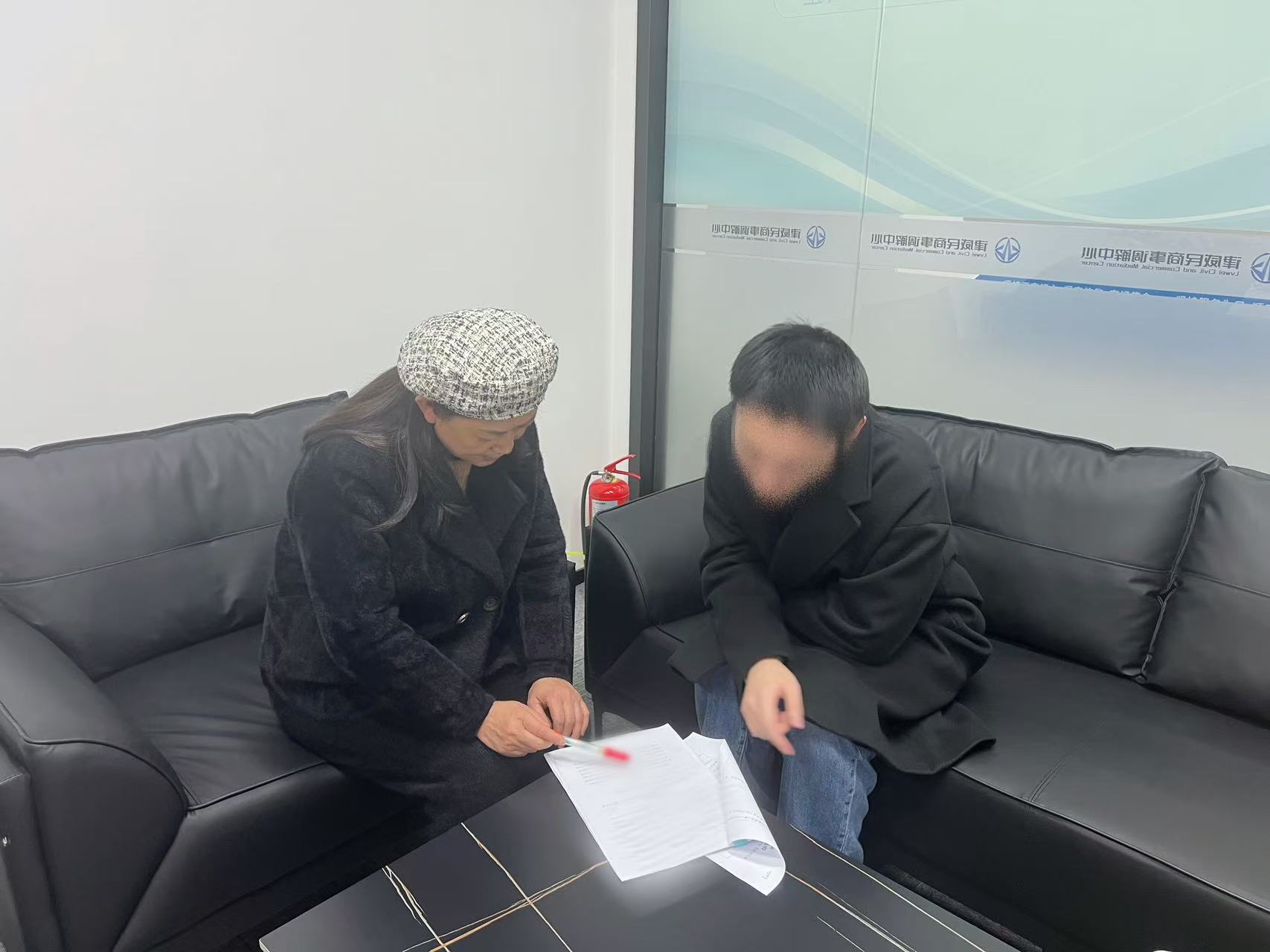 邻里同学债，“背靠背”排解显温情