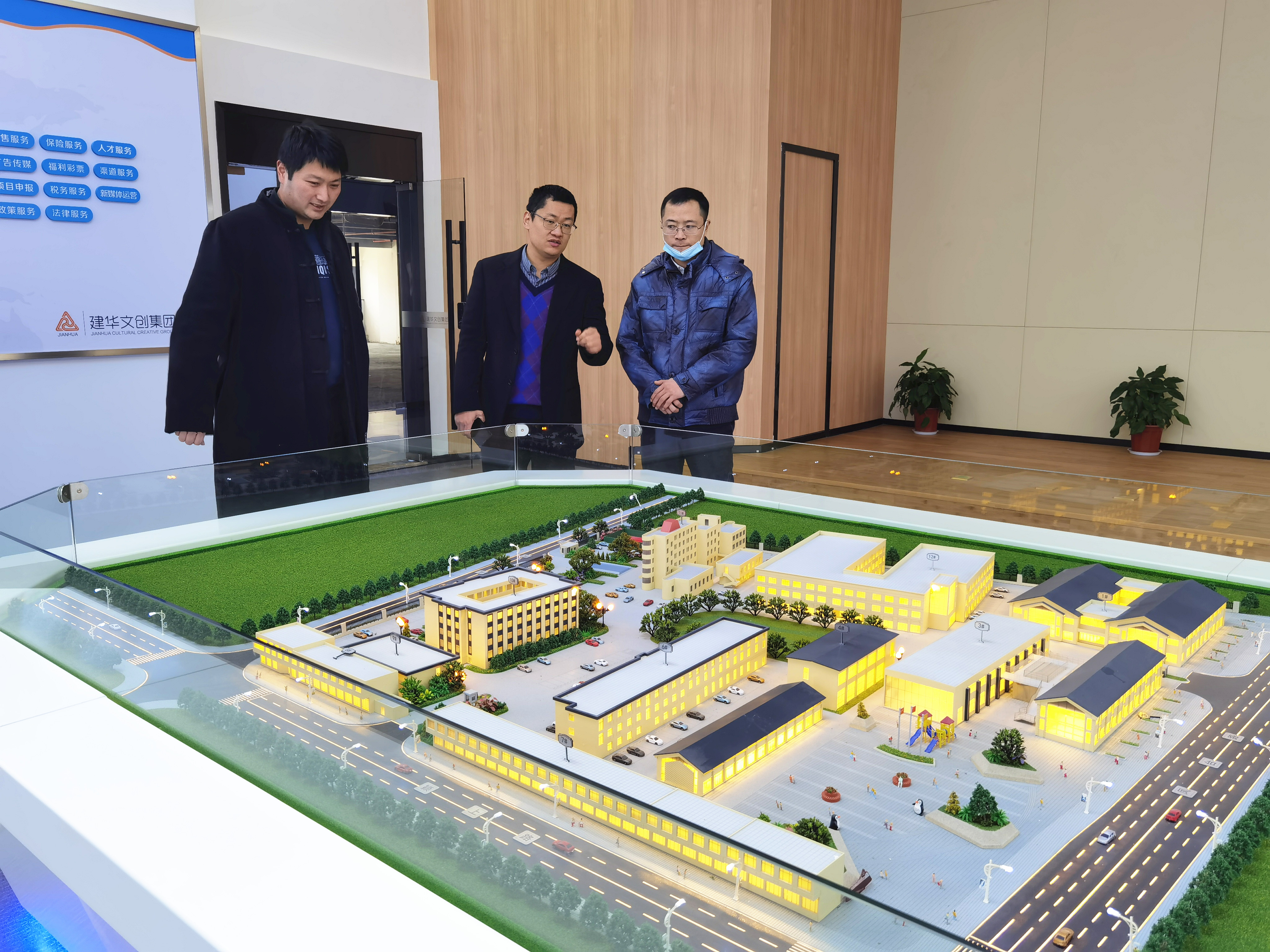 来凤县调查团光临CQ9电子文创集团调研互换