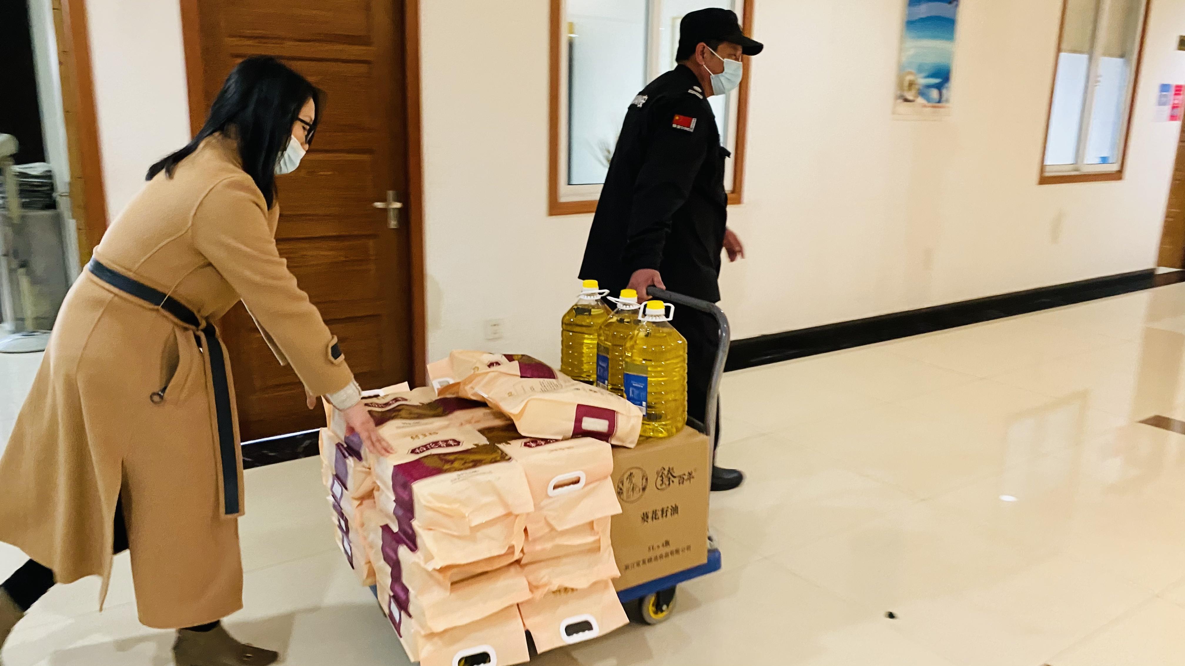 心系员工，温暖新春！ 钱江商城为整个员工发放春节福利