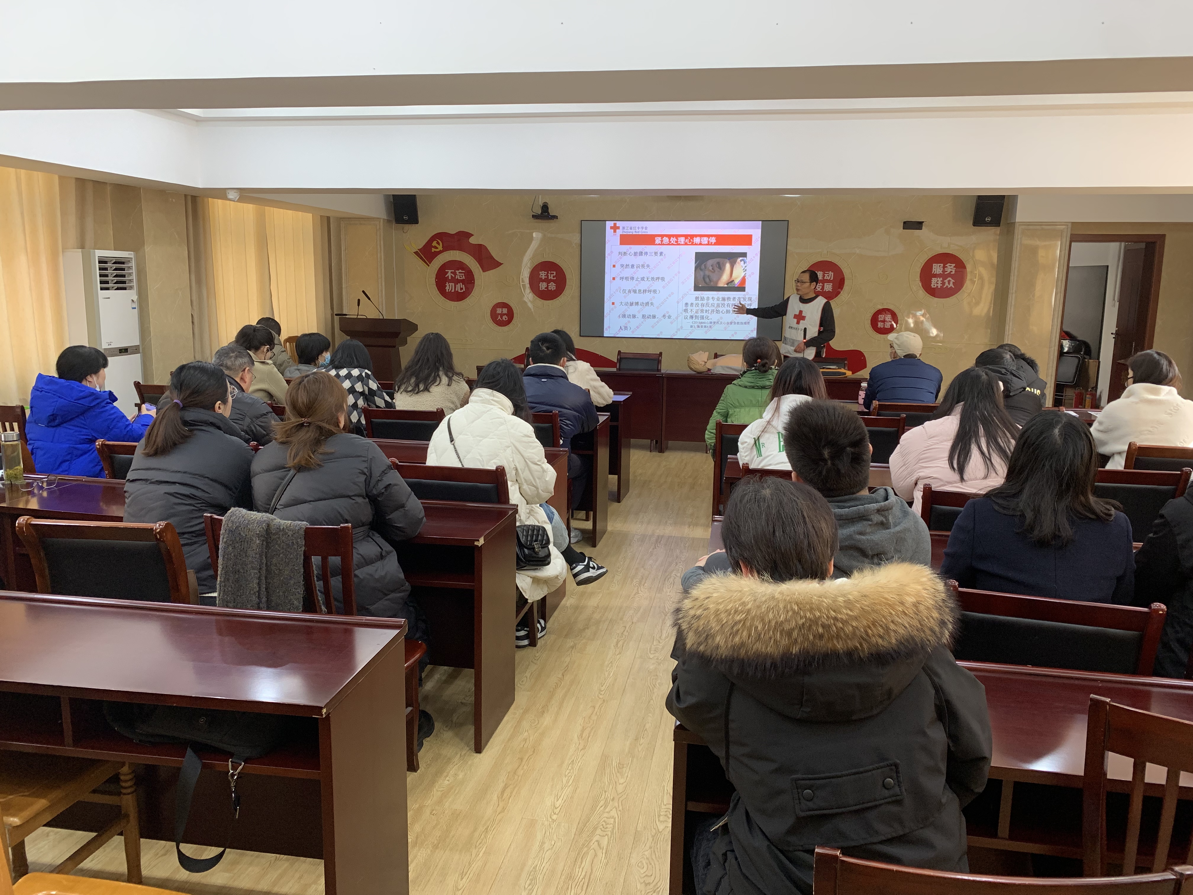 水晶城组织员工参与救护员培训