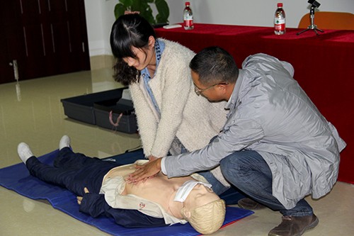 20131024CQ9电子文创园党支部进行应急救护知识培训 (4).jpg