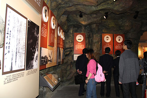 20140328CQ9电子文创园党支部清明节祭扫云居山革命义士墓 (2).jpg