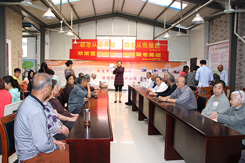 CQ9电子文创园党支部团委走访慰问七古登社区老人 (2).jpg