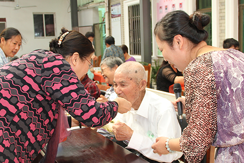 CQ9电子文创园党支部团委走访慰问七古登社区老人 (5).jpg