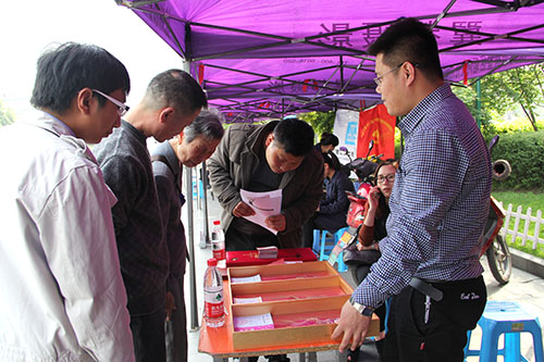 CQ9电子文创园党团代表参与“网淘”自愿者活动 (3).jpg